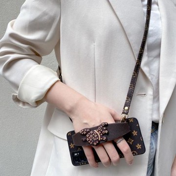 蘋果16promax腕帶手機殼潮牌斗牛犬適用iPhone16 15 14皮質2025新款15promax掛繩斜挎15plus高級感防摔保護套