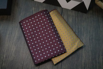 酒紅色碎花真絲口袋巾黃色碎花絲巾