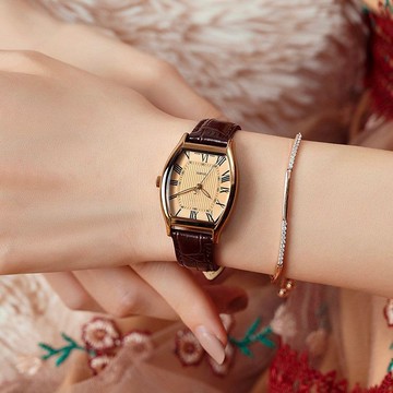 免運⌚校園手錶手錶女士小酒桶輕奢百搭潮流時尚簡約高檔ins風腕錶防水 輕奢小衆設計感小巧手錶 簡約手錶 百搭手錶