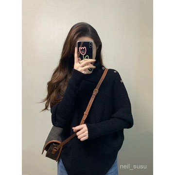 【免費參觀】 中長款針織毛衣 秋冬衣服 毛衣女 設計感不規則高領毛衣女秋冬寬鬆軟糯長袖鬥篷慵懶風加厚針織上衣 E7IV