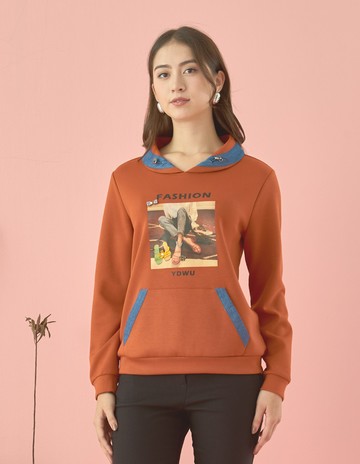 ★【喜芝梅】時尚活力 寫實圖片轉印線條撞色連帽上衣(兩色；M-2L) 225650112