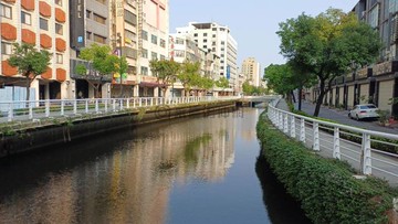 高雄火車站商圈臨路透天厝街景優美停車方便｜高雄市新興區河南二路
