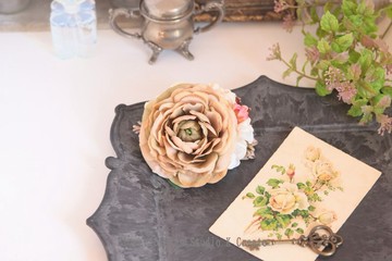 赭米色蘭諾尤拉斯花與紅果連翹胸花 慶典 畢業典禮 入學典禮 繡球花 婚禮 正式場合