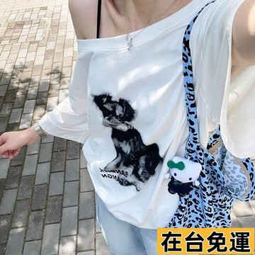 🌱在台出貨🌱 短袖T寬鬆上衣短袖上衣女生T恤寬短t新款小狗印花白色斜肩短袖T恤女夏季鬆弛感慵懶百搭複古上衣