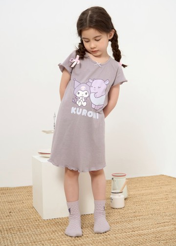 兒童連身_酷洛米系列．吸濕排汗短密拷荷葉短袖睡衣(霜花紫-抱抱巴庫)