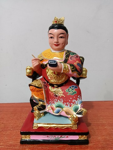 木雕拿書太子，高21.5厘米，底座寬11厘米，深10厘米