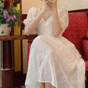 2022春夏季新款時尚初戀赫本風白色長裙法式設計感小眾連衣裙女潮