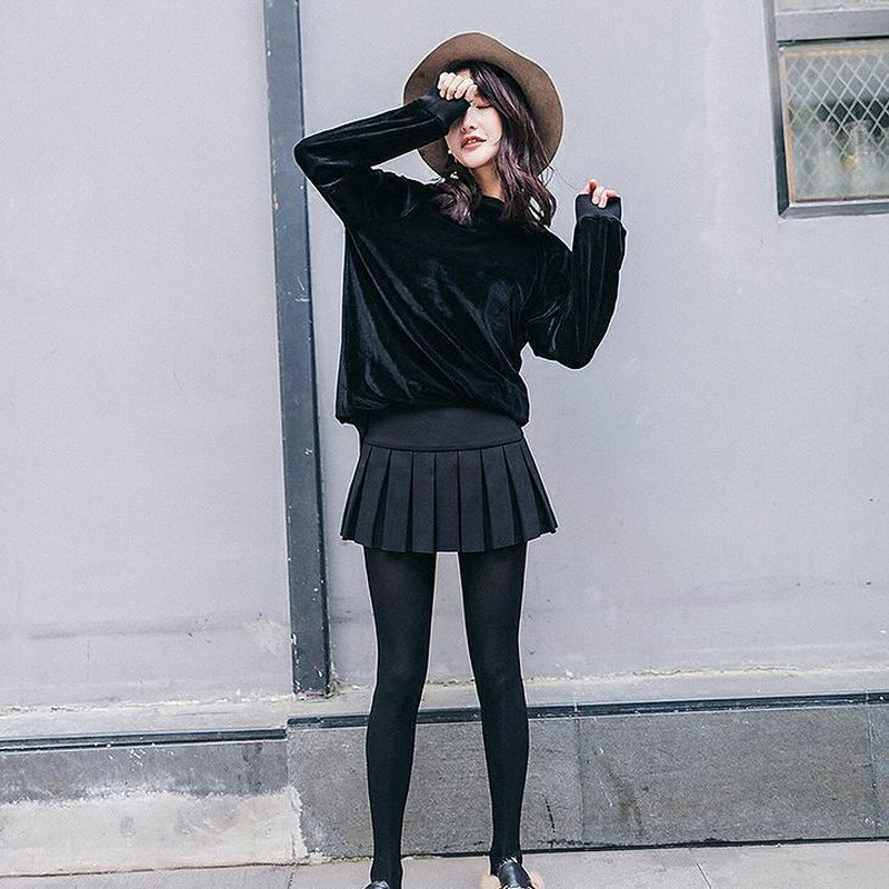 黒いプリーツミニスカート