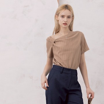 【MASTINA】領口扭結緹花T恤 黑 卡 (魅力商品)