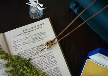 手作-古董鈕扣改制-古銅金簍空金釦皮繩項鍊