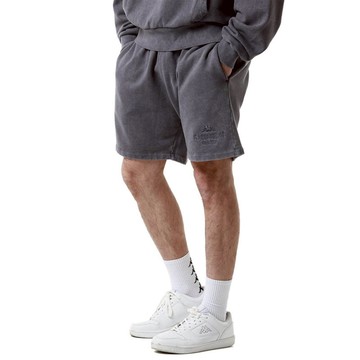 灰色男士運動休閒短褲，舒適貼合，附口袋