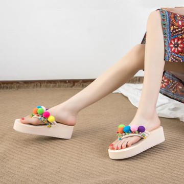 泰國度假拖鞋女夏民族風彩色毛球流蘇人字拖女厚底坡跟海邊沙灘鞋