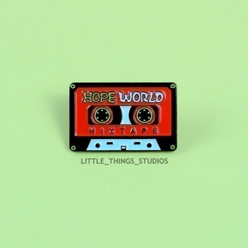 HOPE WORLD 復古 徽章 胸針 錄音帶 卡帶 美式 金屬 army 現貨 男團 韓團 btS 防彈 SBA007