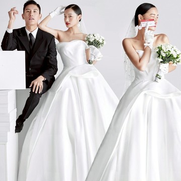 2020展會新款影樓主題服裝內景婚紗攝影復古白色緞布拍照拖尾禮服