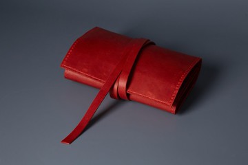 小巧的紅色皮革首飾收納盒