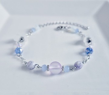 鈴蘭珠與月光石、玻璃珠編織而成的夢幻淡紫色手鍊，生日禮物，尺寸可調。