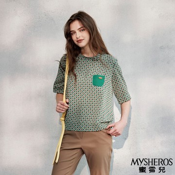 【MYSHEROS 蜜雪兒】滿版菱格紋印花裝飾單口袋微高領上衣-綠