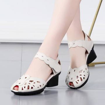 2025新款民族風中跟涼鞋夏季女鞋真皮魚嘴軟底中年舒適粗跟媽媽鞋