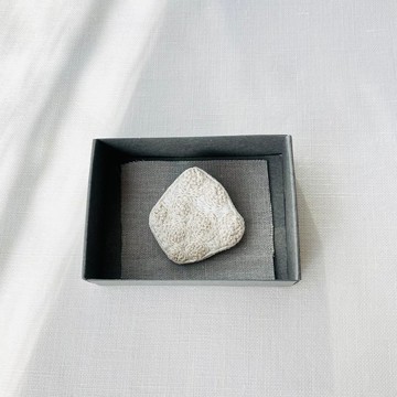 胸針 / 手繡 / 2024白003 / 盒裝 獨一無二 /