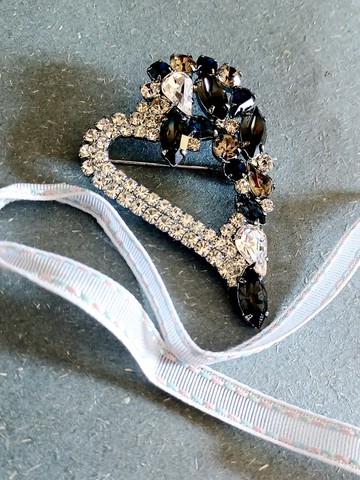 vintage jewelry 端莊輕熟女綻藍心型萊茵 別針