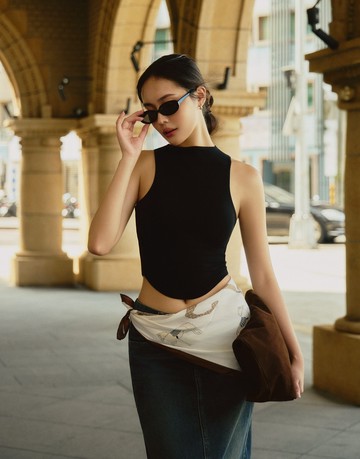 灑進咖啡廳裡的那道陽光；削肩微高領BraTop 兩色