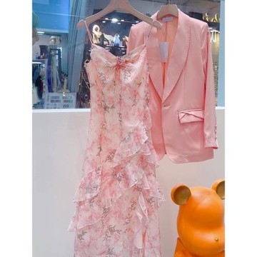 韓劇女主穿搭套裝春秋女2025年新款西裝外套粉色吊帶碎花連衣裙子