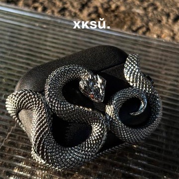 XKSU蝰蛇原創手工airpods4保護殼airpodspro3保護套蘋果降噪藍牙耳機airpods保護殼高級金屬創意皮質硬殼男生