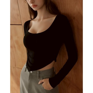 AIR SPACE 大U領單側抓褶不對稱下擺長袖短版BRA TOP(黑/深灰) 女裝 現貨