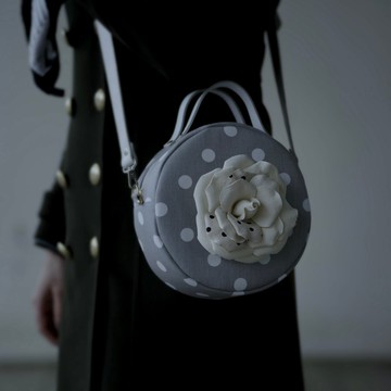 2025年2月26日販售開始_圓形胸花手提包_Spot Light_亮點_質感圓點×胸花