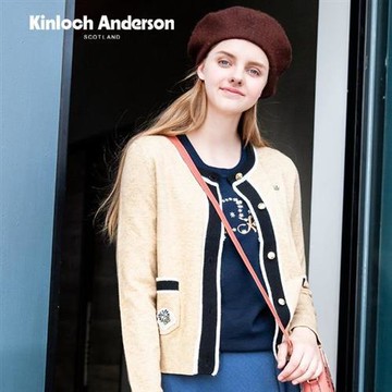 Kinloch Anderson 甜美花花熊圓領針織上衣 金安德森女裝(KA0969022 藏青)