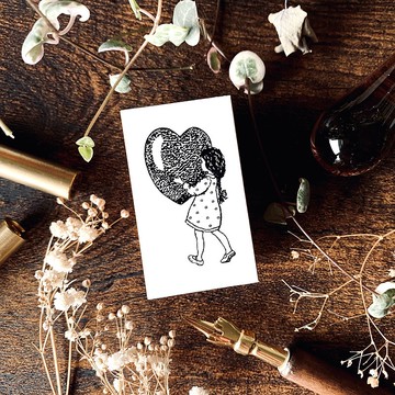 女孩與愛心印章