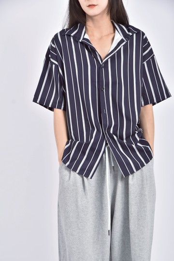 (F) 條紋藍色短袖上衣