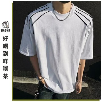 男短袖T恤 解構拼接半袖上衣 重磅質感 寬鬆版型 美式高街潮牌風 青少年夏季休閒穿搭 日常外出 約會逛街 校園街頭穿搭