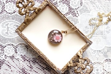 樹脂藝術 圓形墜飾・花之刻・咖啡色