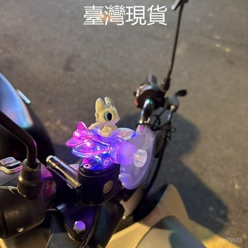 臺灣倉🙌8H出🔥無牙仔風能風力髮電髮光飛機電動車摩託車可愛裝飾擺件公仔車載 SKBS