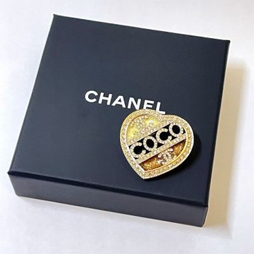 CHANEL 香奈兒 愛心胸針 (淡金/單排鑽雙C及文字COCO/淡黃&咖啡色/中間鏤空)