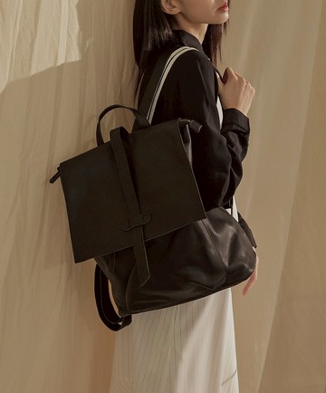 率性簡單多分層方形真皮後背包 黑