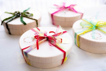 帶禮品包裝的花卉刺繡製作套件請從含羞草、薰衣草、紅三葉草、加州玫瑰、鈴蘭、鬱金香中選擇一種