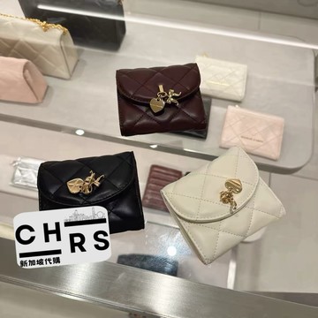 開發票🧾Chrs代購🚀 小CK Arrietty 金屬蝴蝶結愛心掛飾短夾 金屬造型釦短夾 吊飾 三折錢包 三折短夾 皮夾