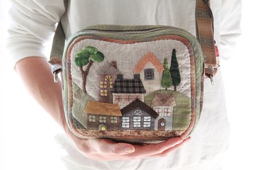 手工菱格紋斜背包，綠色布藝斜背包。日常包款