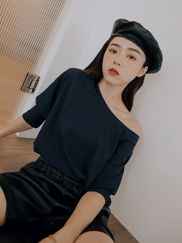 純色寬鬆長版壓紋七分飛鼠袖上衣