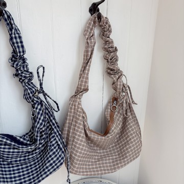 有點可愛那顆~撞色格紋抓皺背帶肩背包 TK502222【現貨】