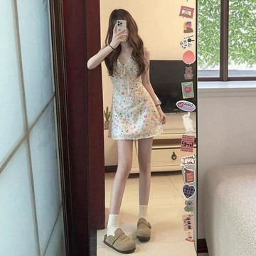 ✨高階款✨法式甜美碎花掛脖無袖V領連衣裙女2026新款夏季高級感綁帶短裙子