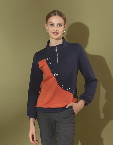 ★【喜芝梅】曲線魅力 創意撞色拼接口袋造型立領半拉鏈上衣(藍色；M-2L) 224460601