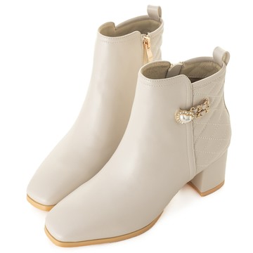 小香風菱格紋愛心珍珠鍊飾粗跟短靴 杏 GB584BE