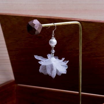 Dianne 棉花珍珠白紗花朵垂墜耳環