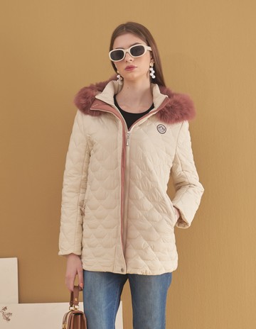 ★【喜芝梅】菱格絎縫小徽章毛帽羽絨棉外套(兩色；M-3L) 224590205