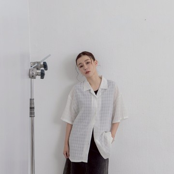 QUEENSHOP_ S 女裝 短袖 細褶紋理微透膚古巴領短袖襯衫 兩色售 現+預 【01025559】