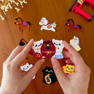 【2026 午馬】馬年 招財貓 達摩|燙貼|刺繡貼紙|撕開即貼