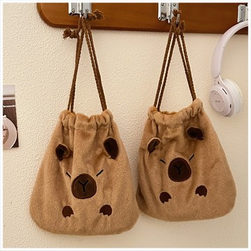 天藍小舖-卡皮巴拉水豚君絨毛束口袋-單1款-$99【A11115229】